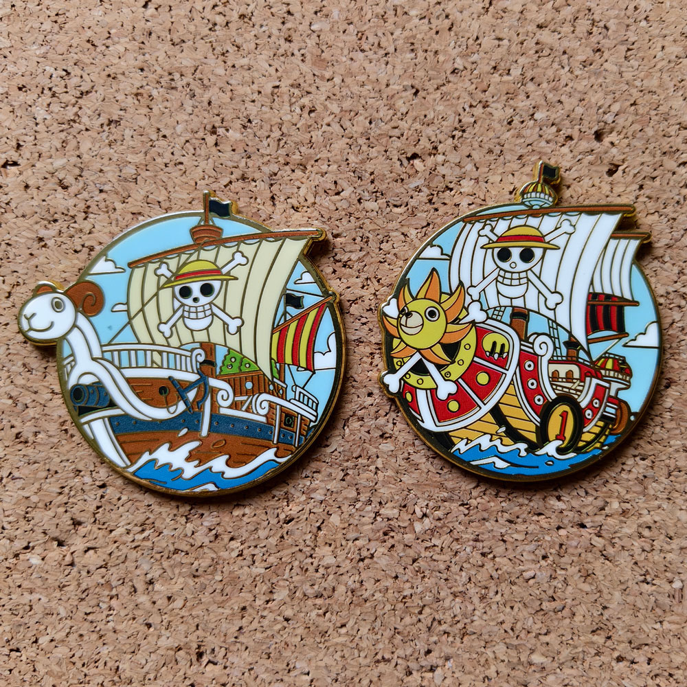 Piękna przypinka z twardą emal – Tuxedo Lapel Pin recenzja i cena